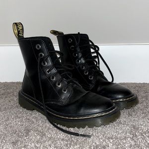 Dr. Martens 1460 Women’s Smooth Leather Lace Up Boots // SIZE 6 US
